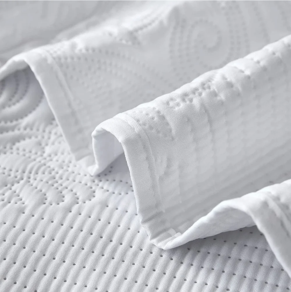 EHEYCIGA White Lightweight Queen Quilt Set – 3 Piece – NWT